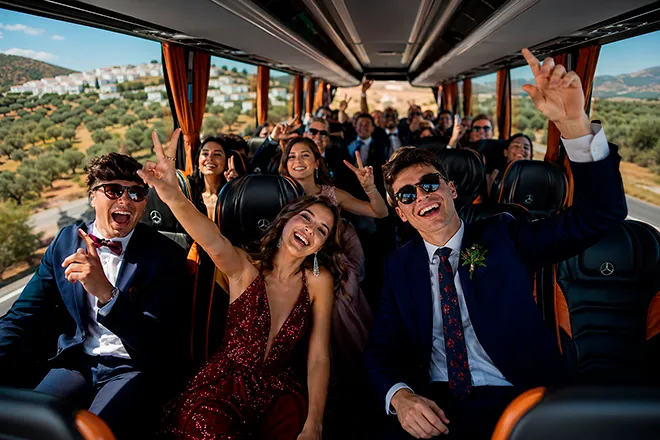 Bodas Málaga 1 Invitados de boda en un autobús