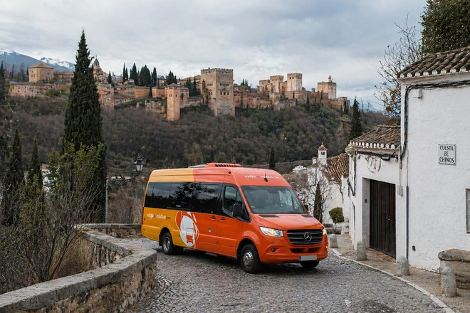 Nuestro bus para excursiones en Granada frente a la Alhambra.