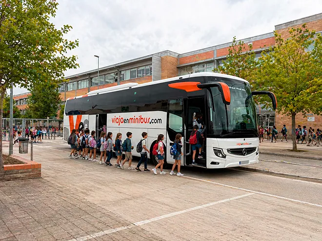 Services 8 Niños subiendo a un autobús escolar
