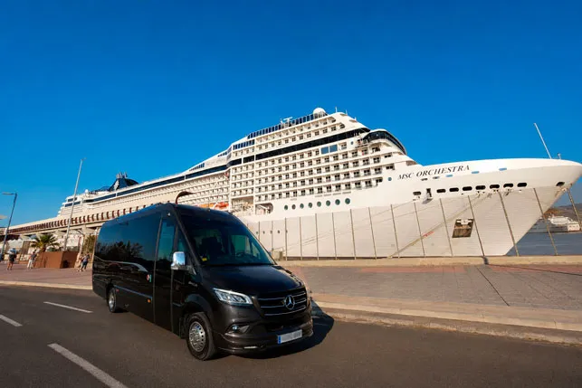 Minibus VIP esperando a pasajeros en de un crucero en M&aacute;laga